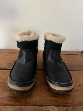 Merrill Black Leather Tremblant polar Ankle Boots. Fur lined. Women’s 7. NWOT